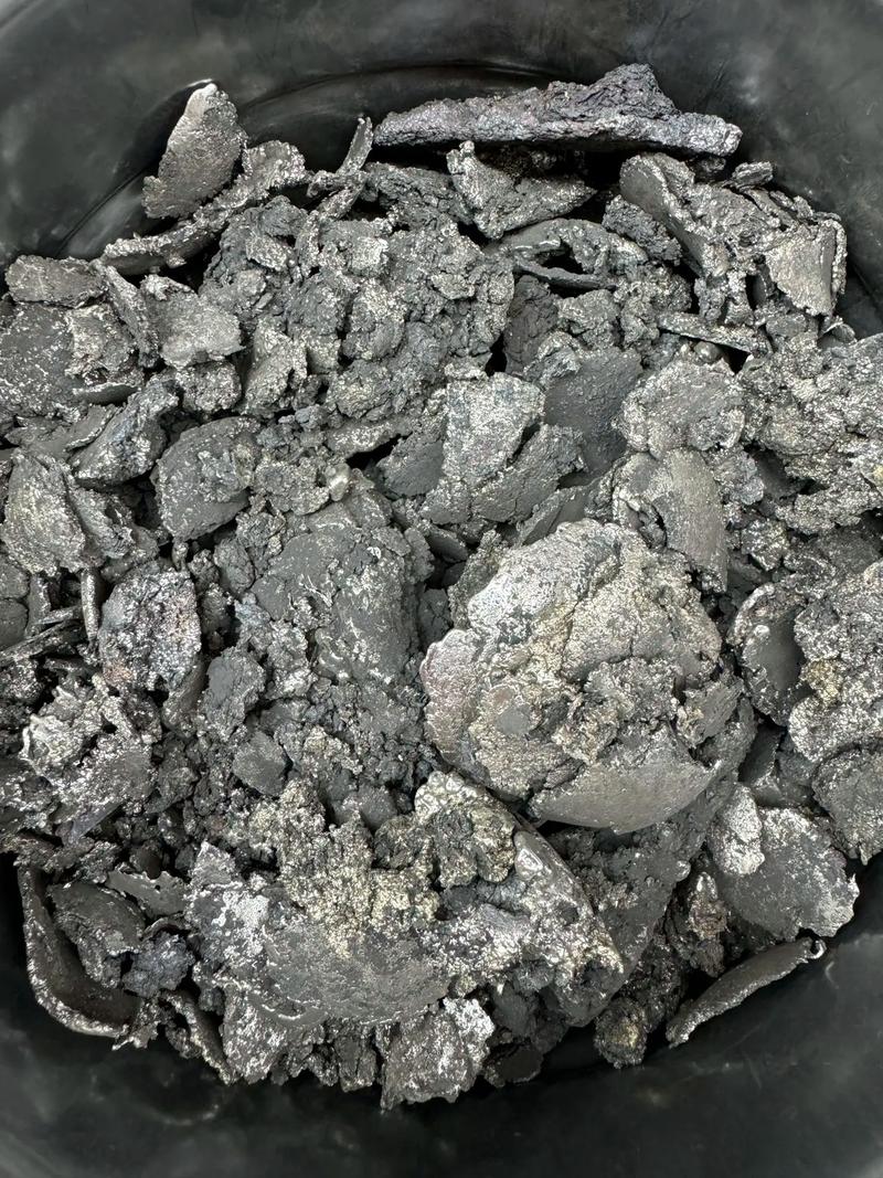 4個(gè)鐵桶,3個(gè)銀波峰爐錫渣,價(jià)值6萬(wàn)多元,冶煉出錫錠可以98